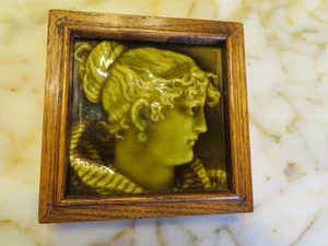 ANTICO RITRATTO PIASTRELLA DI GIOVANE RAGAZZA, INCORNICIATO 19 CENT.  - Foto 1 di 3