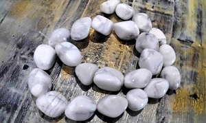 Natural Howlite Tumbled Nugget, 15-25x16-18x11-16mm, App 22 pce,  Free post Oz - Picture 1 of 2