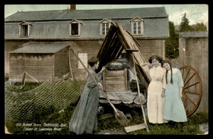 Postcard Women & Old Bread Oven, Tadoussac, Que. - Picture 1 of 2