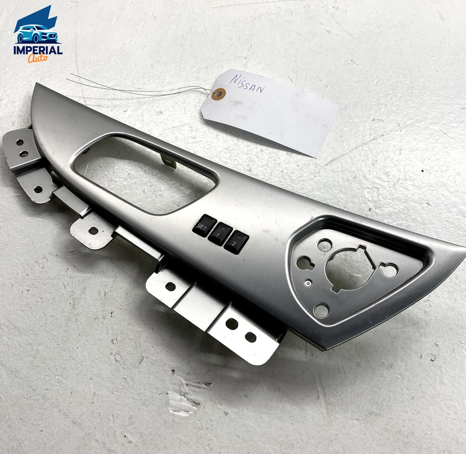 Infiniti FX35 2009-11 Cubierta de manija de panel de puerta interior delantera izquierda y botones OEM Foto 1 de 4