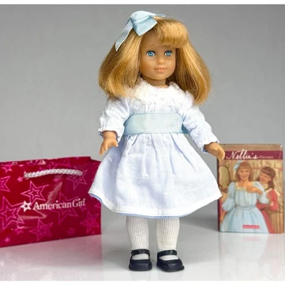Muñeca American Girl Nellie Mini Meet Conjunto Vestido Medias Pelo Moño Zapatos Bolso para Libros Foto 1 de 4