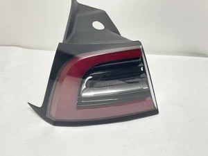 Tesla Model 3 Rear Left Tail Light Lamp Quarter Mounted 1077397-00-E - Bild 1 von 7