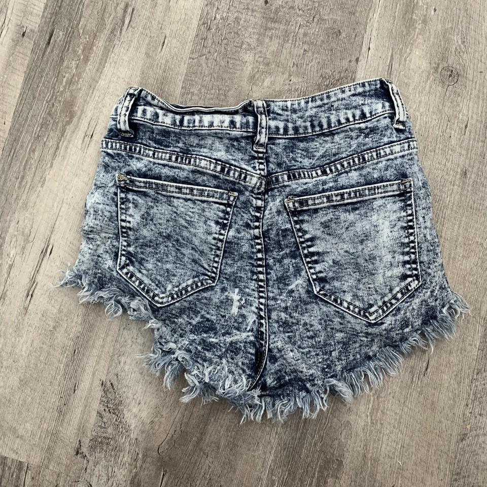 Pantalones cortos de mezclilla para violonchelo para mujer pequeños corte lavado con ácido tiro alto dobladillo crudo elástico Foto 1 de 4