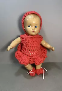 Bambola vintage composizione con vestito all'uncinetto e stivaletti - Foto 1 di 16