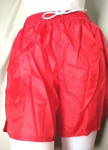 NEU Damen Nylon Taft Fußball Volleyball Shorts scharlachrot Erwachsene S oder M - Bild 1 von 2