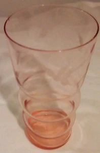 Vaso vintage rosa depresión con grabado floral de 5,75" de alto - Imagen 1 de 4