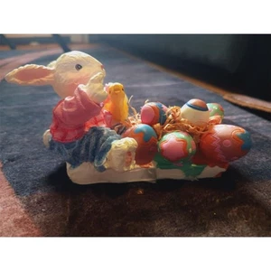 Estatuilla de conejito de Pascua con huevos de colores y decoración caprichosa de pollito - Imagen 1 de 6