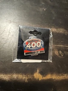 Eco Boost 400 Miami Speedway 2015 Nascar Racing Pin Button Anstecker Neu - Bild 1 von 1