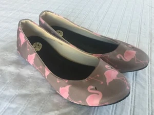 T.U.K. Flats, Gray Taupe w/Pink Flamingos, Sz 6M, Incredibly Cute! Super Clean! - Bild 1 von 12