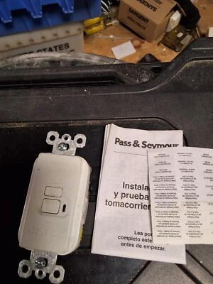 Legrand-Pass & Seymour 2085WCC10 Gfci Dead Front 20 amperios 125 voltios alimentación, blanco Foto 1 de 4