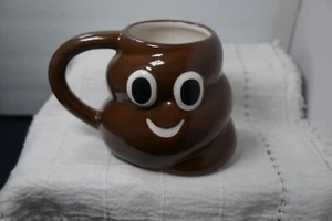 Tazza cacca marrone con viso e manico - Foto 1 di 5