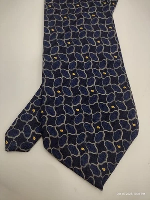 Gravata masculina Claiborne design azul escuro e claro com detalhes em redemoinho amarelo 56" - Imagem 1 de 4