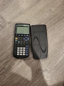 Texas Instruments TI-83 Plus Calcolatrice Grafica con Cover - Testata - Foto 1 di 5