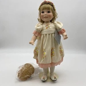 MUÑECA DE COLECCIÓN DANBURY COMO NUEVA "CHICA DE LAS FLORES" DE KAREN SCOTT PORECLAIN 16" CON CESTA DE CAJA - Imagen 1 de 10