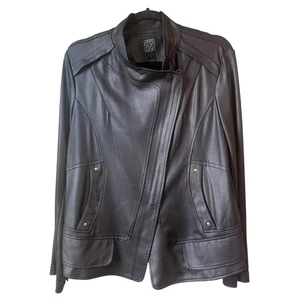 Chaqueta asimétrica Clara Sun Woo negra de cuero líquido para mujer talla grande - Imagen 1 de 8