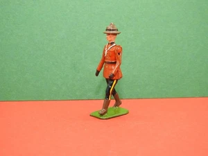 BRITAINS LEAD 1960 ROYAL CANADIAN MOUNTED POLICE RCMP MARCHING TROOPER MOUNTIE - Picture 1 of 8