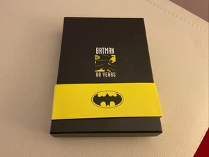 Batman 80th anniversary Pin Badge And Art Card Set - Brand New 477/2000 - Picture 1 of 8