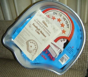Vintage 1979 FOOTBALL HELMET CAKE PAN Wilton 502-2723 with Insert & Book - Picture 1 of 2