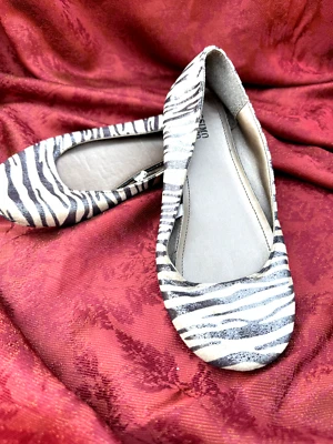 Mossimo Supply Co Pisos Ballet Arena Metálica Estampado Animal Talla 7 Foto 1 de 4