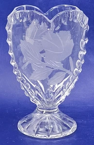 Vintage herzförmige Pressglasvase 4,75" geätztes Blatt Design Sockel Sockel - Bild 1 von 10