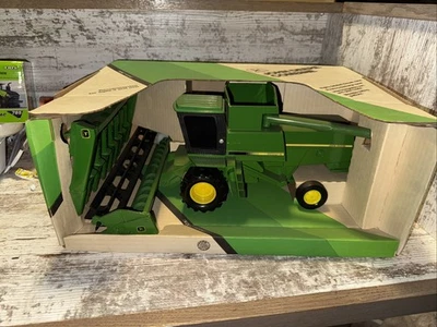 John Deere TITAN II escala 1/16 Combine Ertl diecast con cabeza de maíz y frijol Foto 1 de 4