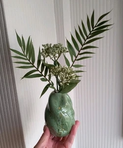 Künstliche Kunstpflanze in kleiner grüner Vase Topf Ornament - NEU - Bild 1 von 2