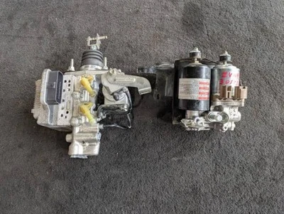 TOYOTA Prius Alpha 2011 Brake Master Cylinder 4705047100 [Used] [PA118482244] - Изображение 1 из 3