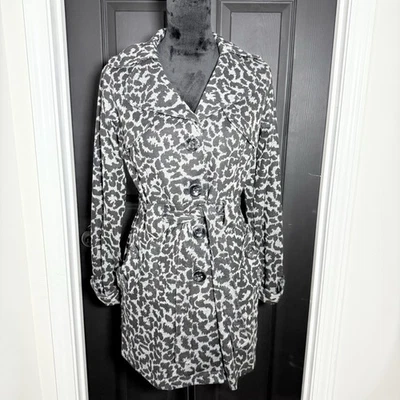 Abrigo chaqueta ligera hasta la rodilla Fever para mujer con cinturón negro y gris estampado animal Foto 1 de 4