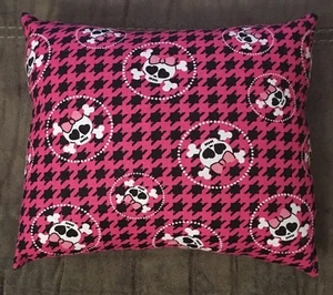 Hermosa almohada hecha a mano rosa caliente calavera y huesos cruzados acento - 9" x 8" - Imagen 1 de 1
