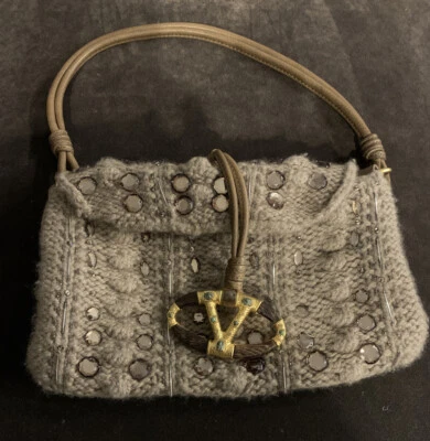 Bolso de mano Valentino con solapa de cachemir con detalles de joyas ¡USADO EN EXCELENTE ESTADO UNA VEZ!! Foto 1 de 4
