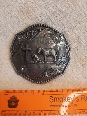 Hebilla de cinturón de caballo para mujer tono plata antiguo rezando en la cruz Foto 1 de 3