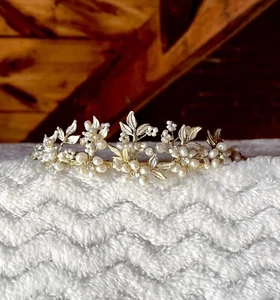 Diadem mit Blättern, Perlen und Blumendetails ideal für eine Hochzeit oder Kommunion - Bild 1 von 4