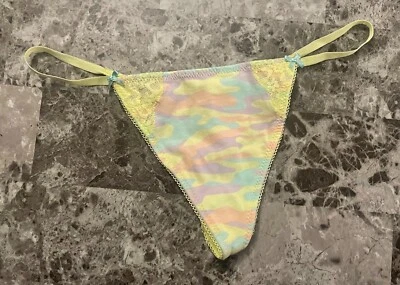 NUEVO CON ETIQUETAS BRAGAS VICTORIA'S SECRET ROSA S CAMUFLAJE CAMUFLAJE ENCAJE VINTAGE RARAS CUERDA EN V Foto 1 de 4