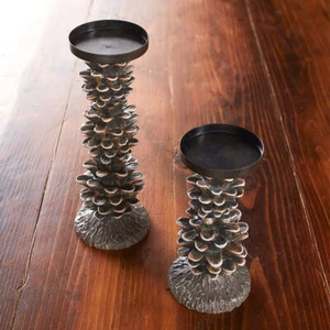Juego de 2 candelabros de pilar de piña Northwoods Lodge Pine Cone - Imagen 1 de 3