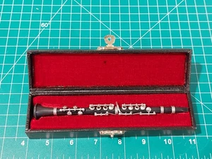 Miniatur Klarinette im schwarzen Koffer mit rotem Samtfutter ca. Maßstab 1/6 - Bild 1 von 9