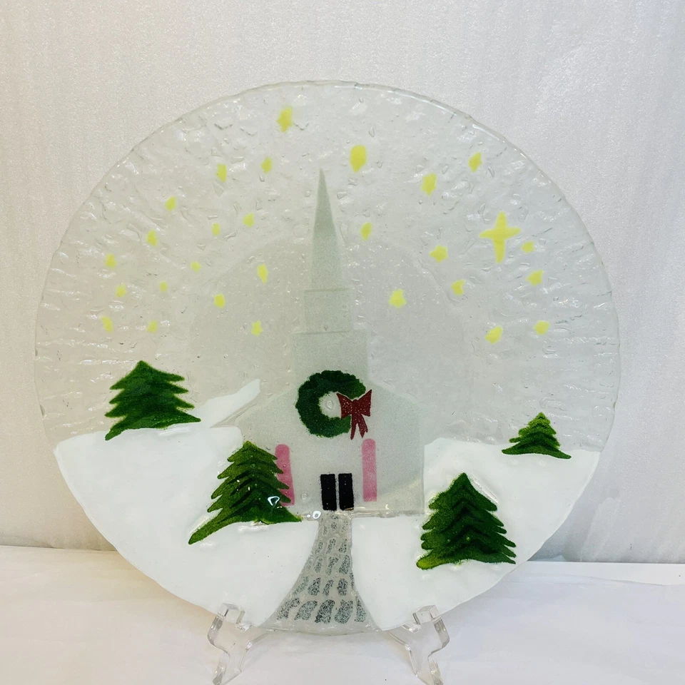 Iglesia de campo de vidrio artístico fundido con plato de corona de Navidad firmado con fecha PBG Foto 1 de 4