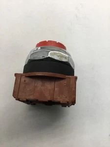 SIEMENS 3SB03-PER Red Momentary Pushbutton Switch 30MM Non Illuminated - Picture 1 of 3