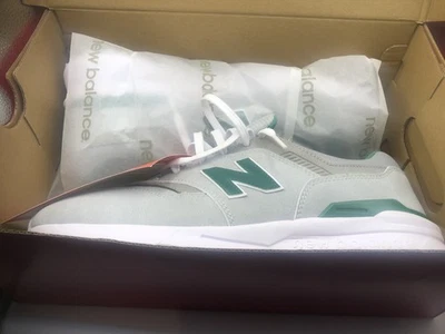 Nuevo en caja Zapatos de golf New Balance 997 SL sin clavos para hombre 10,5 2E anchos carbón/gris Foto 1 de 4