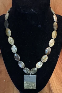 Collar Artesanal 17" Piedras Verdes con Colgante de Cerámica - Imagen 1 de 6