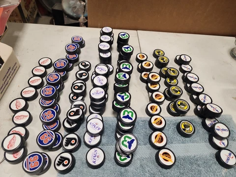 Vtg LOT OF MINI PUCKS Whalers Gretzky Blues Kings Fylers Wings Capitals Canucks Cover