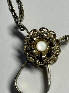 Vintage Handschuh Schal Clip geätzte Rosen goldfarben mit Geldbeutel Kette Kunstperlen Blume - Bild 1 von 5