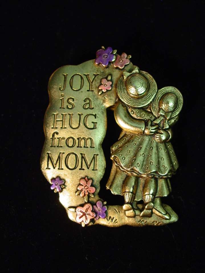 Prendedor "JJ" Joyería Jonette Antiguo Peltre Dorado 'JOY IS A HUG FROM MAMÁ' Foto 1 de 1