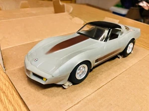AMT ERTL #8157EO 1982 Chevrolet Corvette silber 1/25 Dealer Promo NEU in OVP - Bild 1 von 4
