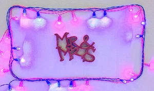 MR & MRS stehendes Holz Tisch Schild Platte Handarbeit Ausschnitt Deko Konvolut - Bild 1 von 9