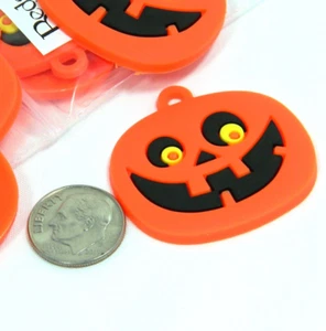 3 Dijes Colgantes Grandes Naranja y Negro Jack-O-Lantern Halloween Calabaza Goma Niño - Imagen 1 de 2