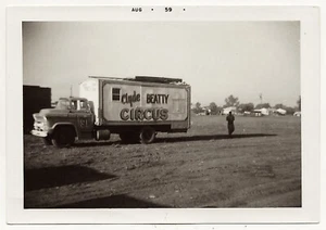 SNAPSHOT OF A CLYDE BEATTY CIRCUS TRUCK : THE CIRCUS HAS COME TO TOWN - Picture 1 of 3