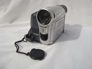 Videocamera XPanasonic NV-GS15EB. MiniDV PAL. DV-in.VGC.1 anno di garanzia. Con scatola. - Foto 1 di 9