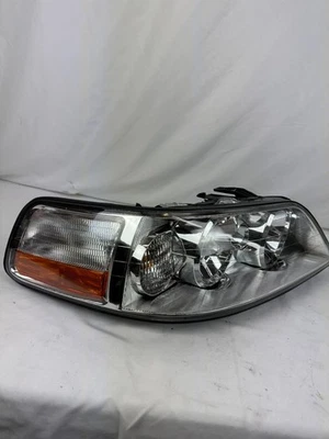 Faro halógeno lado derecho del pasajero para Lincoln Town Car 2003-2004 Foto 1 de 4