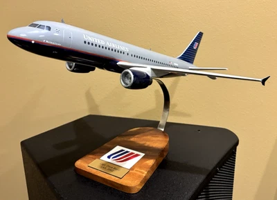 Presentación piloto modelo madera United Airlines LAX 2002 - 18"L X 17" envergadura Foto 1 de 4
