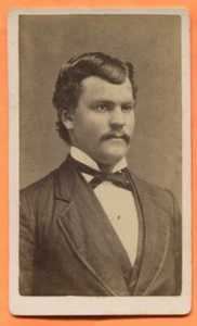 CDV Minneapolis, MN, Ritratto di giovane uomo, di Oleson, circa 1870 timbro posteriore - Foto 1 di 3
